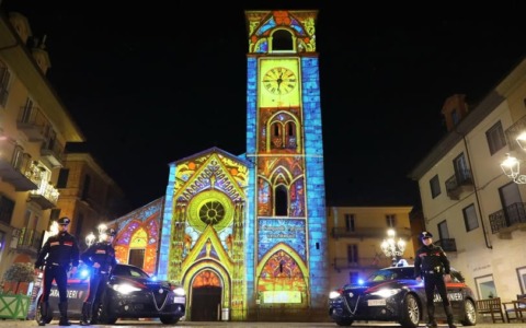 Carabinieri davanti al Duomo: sicurezza e auguri alla cittadinanza