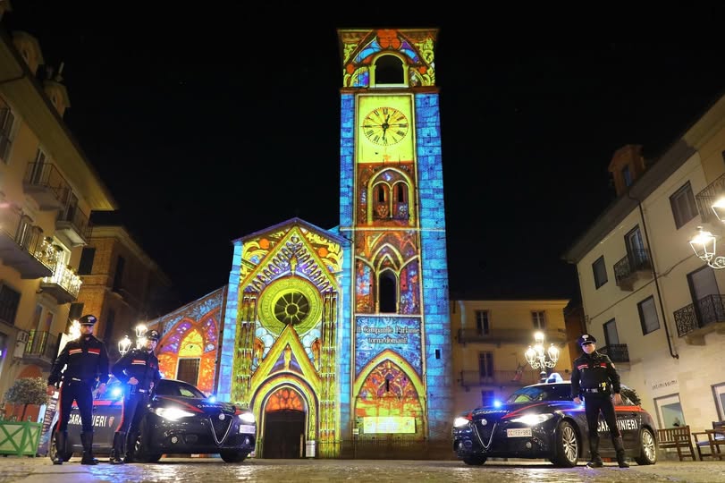 Carabinieri davanti al Duomo: sicurezza e auguri alla cittadinanza