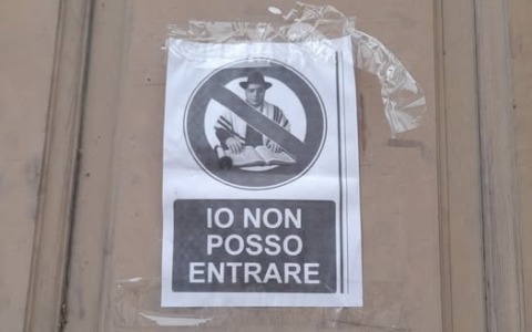 Volantino antisemita sul portone del municipio