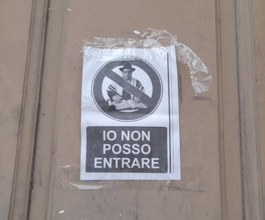 Volantino antisemita sul portone del municipio