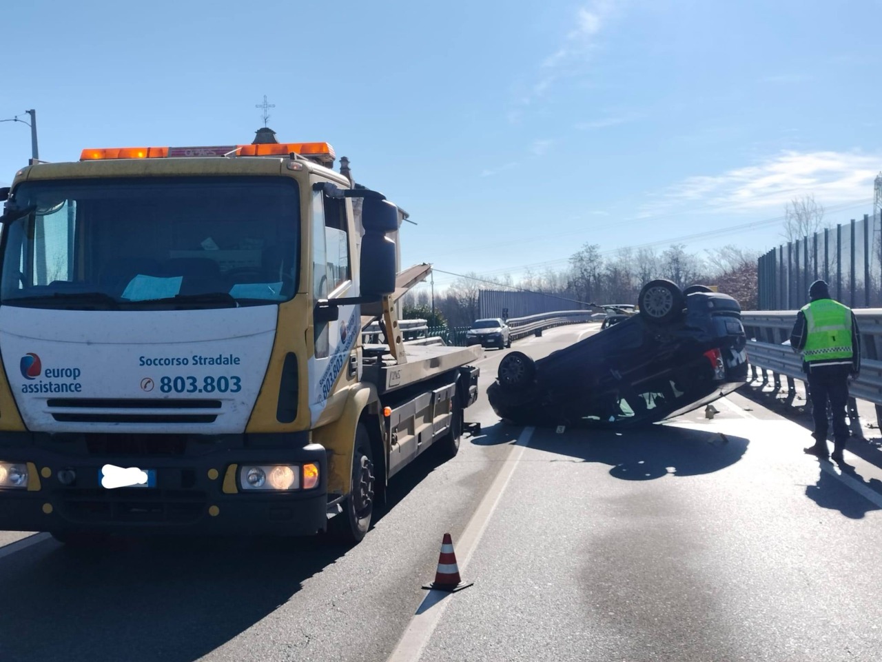 Auto si ribalta sulla provinciale, un ferito