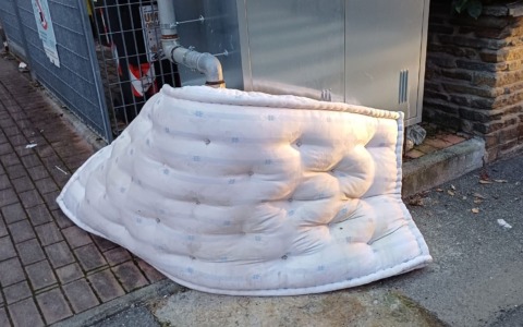 Materasso abbandonato, è giallo sulle telecamere