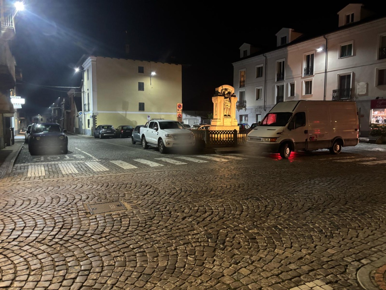 Il paese ostaggio di auto e furgoni