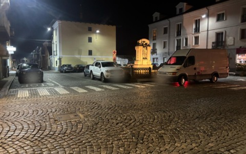 Il paese ostaggio di auto e furgoni