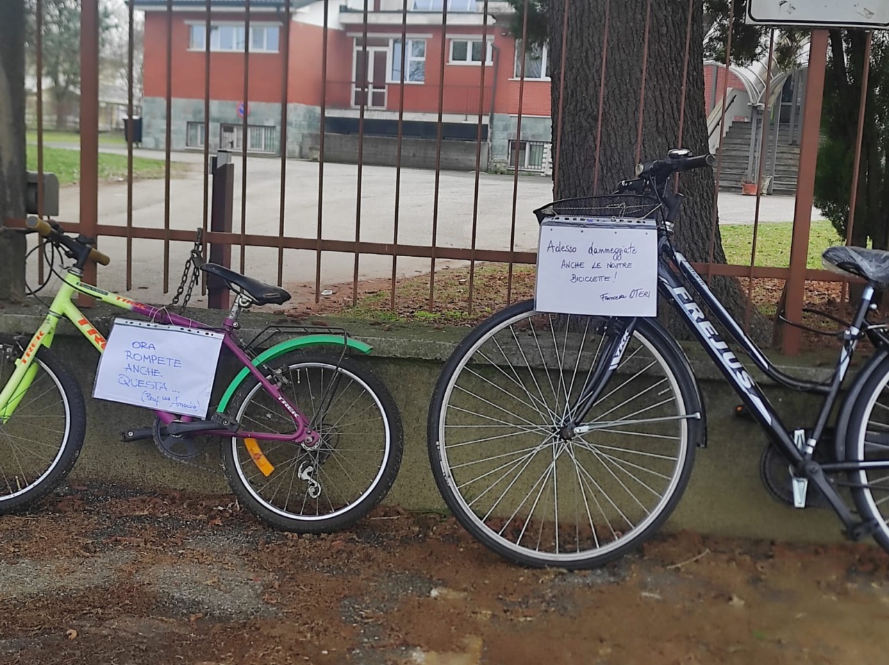 Gomme tagliate e freni staccati: la dirigente vieta le bici a scuola