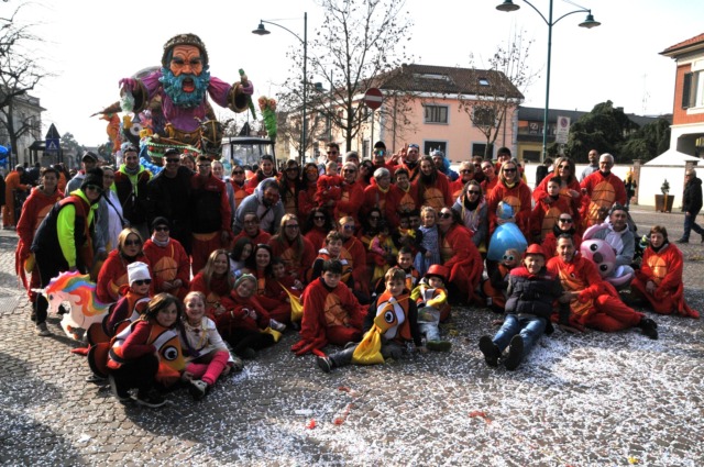 Carnevalone di Chivasso 2026, un pomeriggio tra carri e balli LE FOTO
