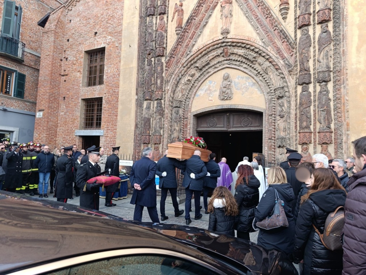 L’ultimo saluto ad Antonio Del Vecchio: Chivasso si stringe attorno al carabiniere scomparso