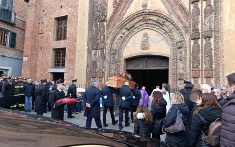 L’ultimo saluto ad Antonio Del Vecchio: Chivasso si stringe attorno al carabiniere scomparso