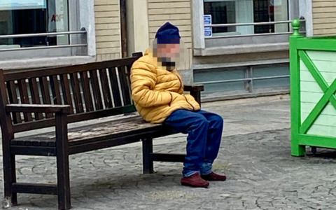 Molesta i ragazzi sull’autobus e fa il matto in via Torino