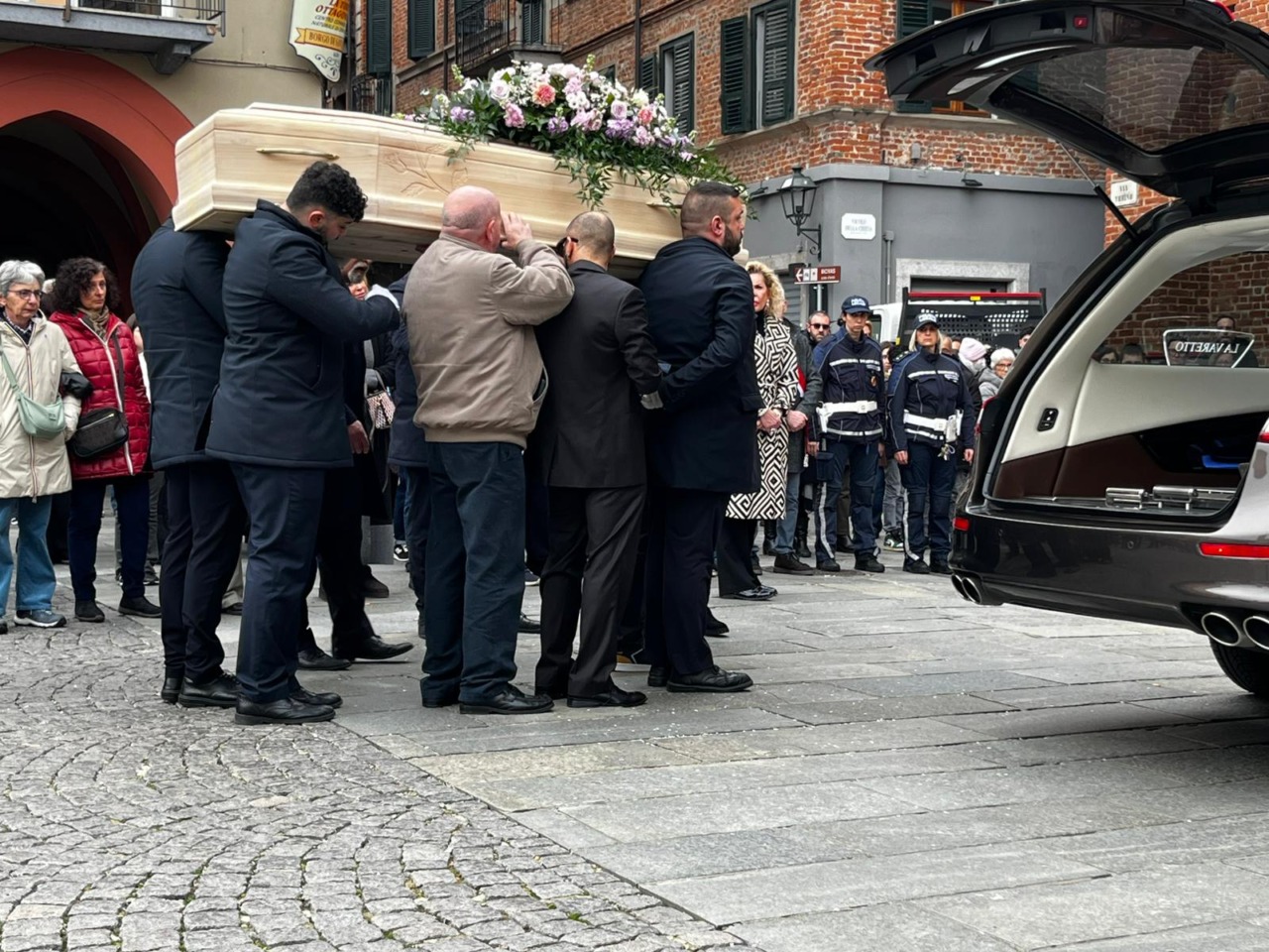 Una folla commossa per l’ultimo saluto alla maestra Giada