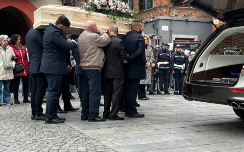 Una folla commossa per l’ultimo saluto alla maestra Giada