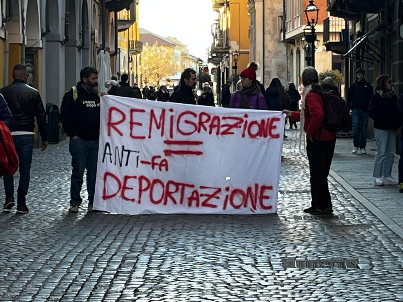 Contestazione contro il banchetto di raccolta firme che propone la “Remigrazione”