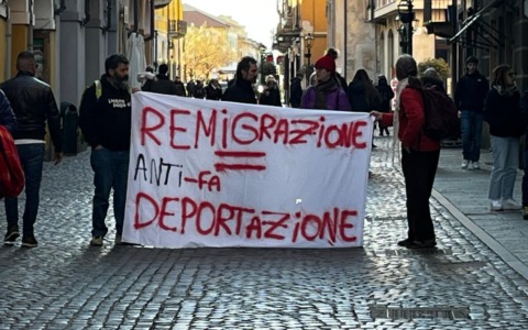Contestazione contro il banchetto di raccolta firme che propone la “Remigrazione”