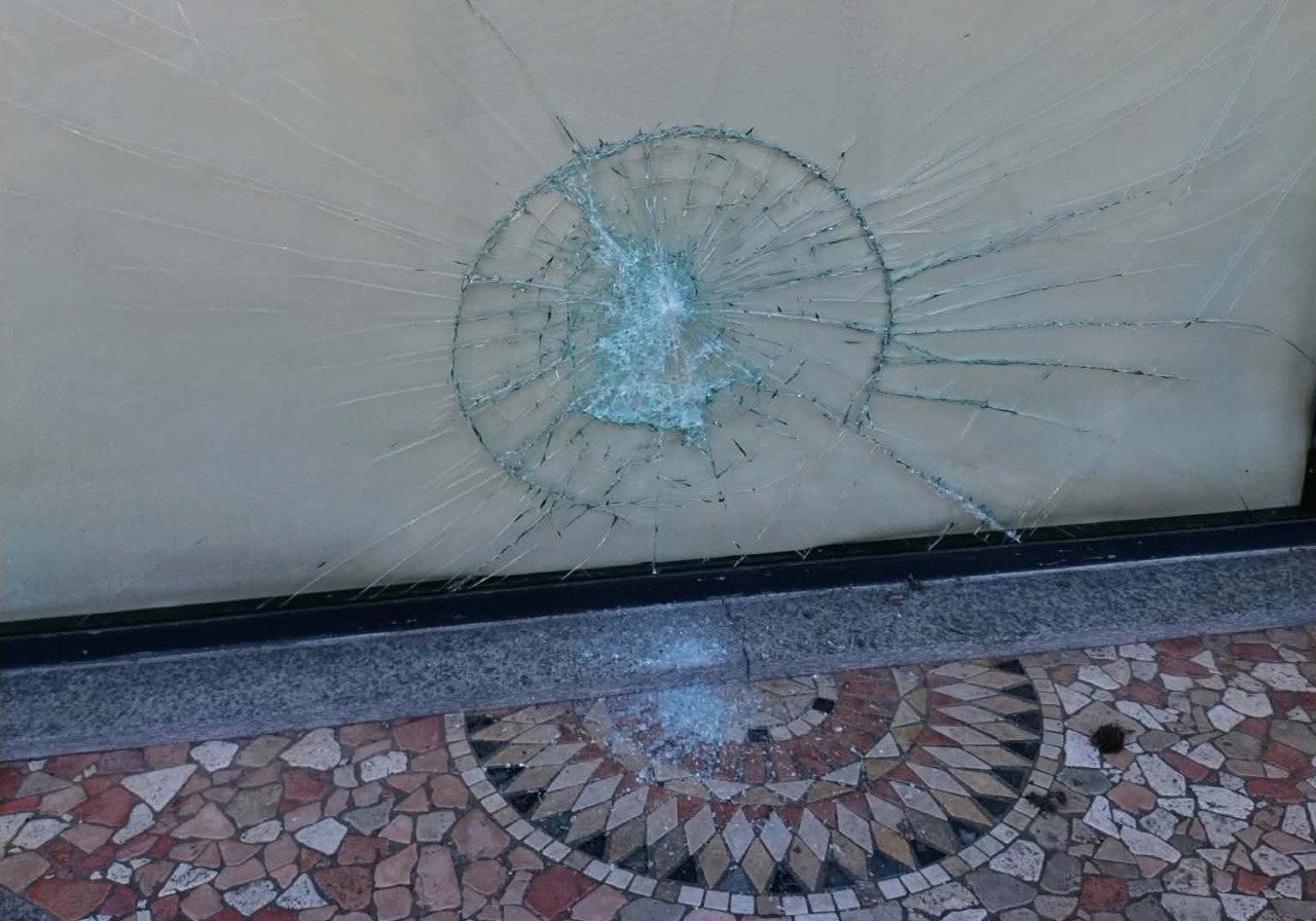 Banda del tombino, sfondata la vetrina di una tabaccheria