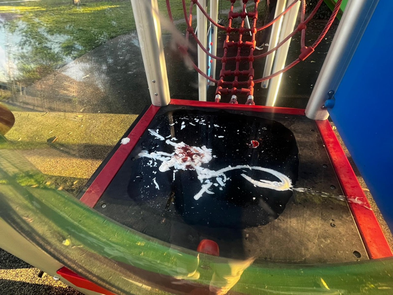 Ketchup e maionese sui giochi: vandalismo “alimentare” in via Clara