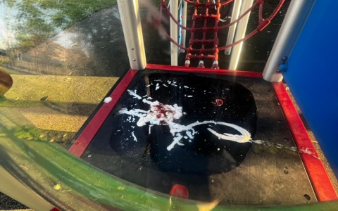 Ketchup e maionese sui giochi: vandalismo “alimentare” in via Clara