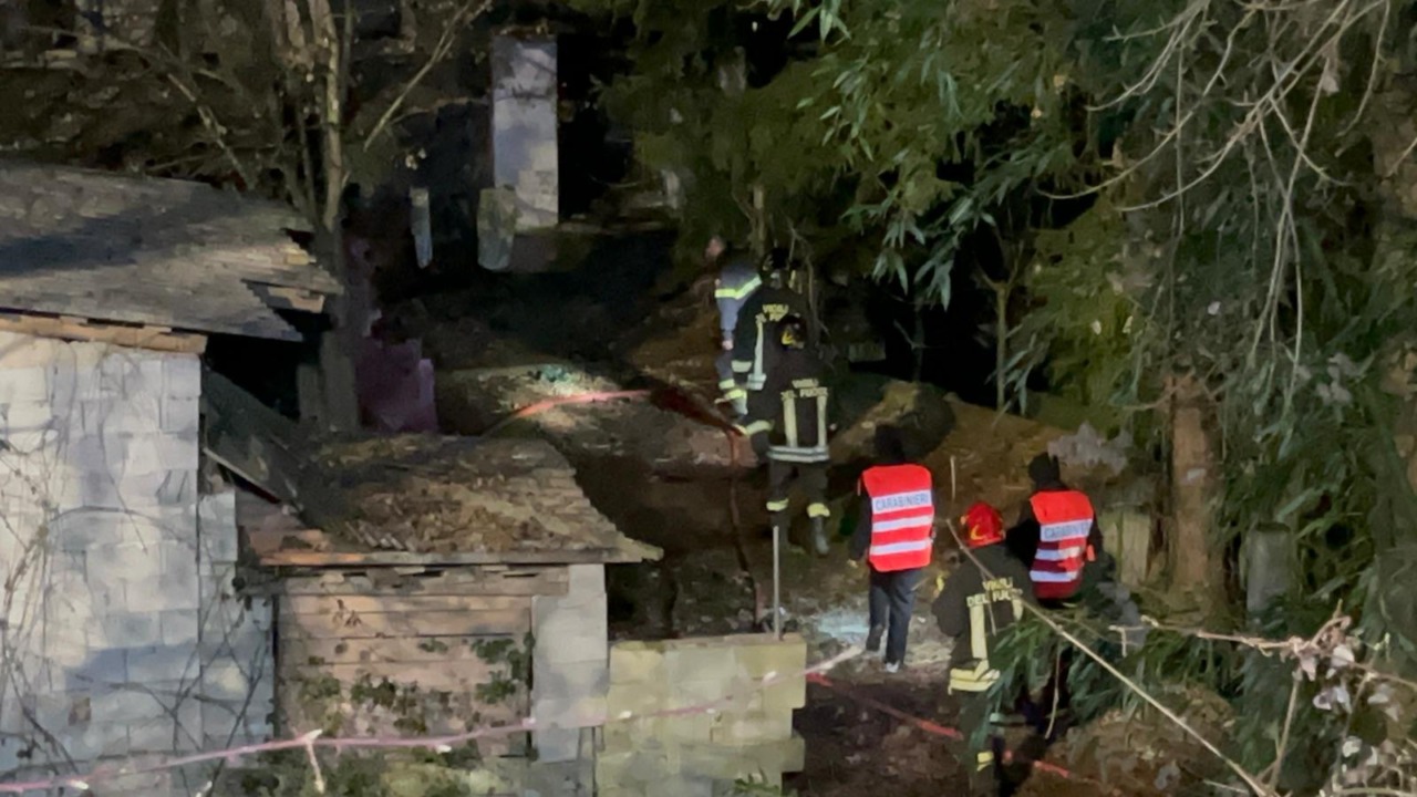 Incendio nella scarpata della SP 590: brucia edificio fatiscente Foto e Video