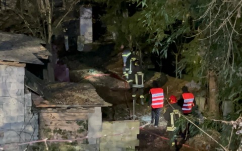 Incendio nella scarpata della SP 590: brucia edificio fatiscente Foto e Video