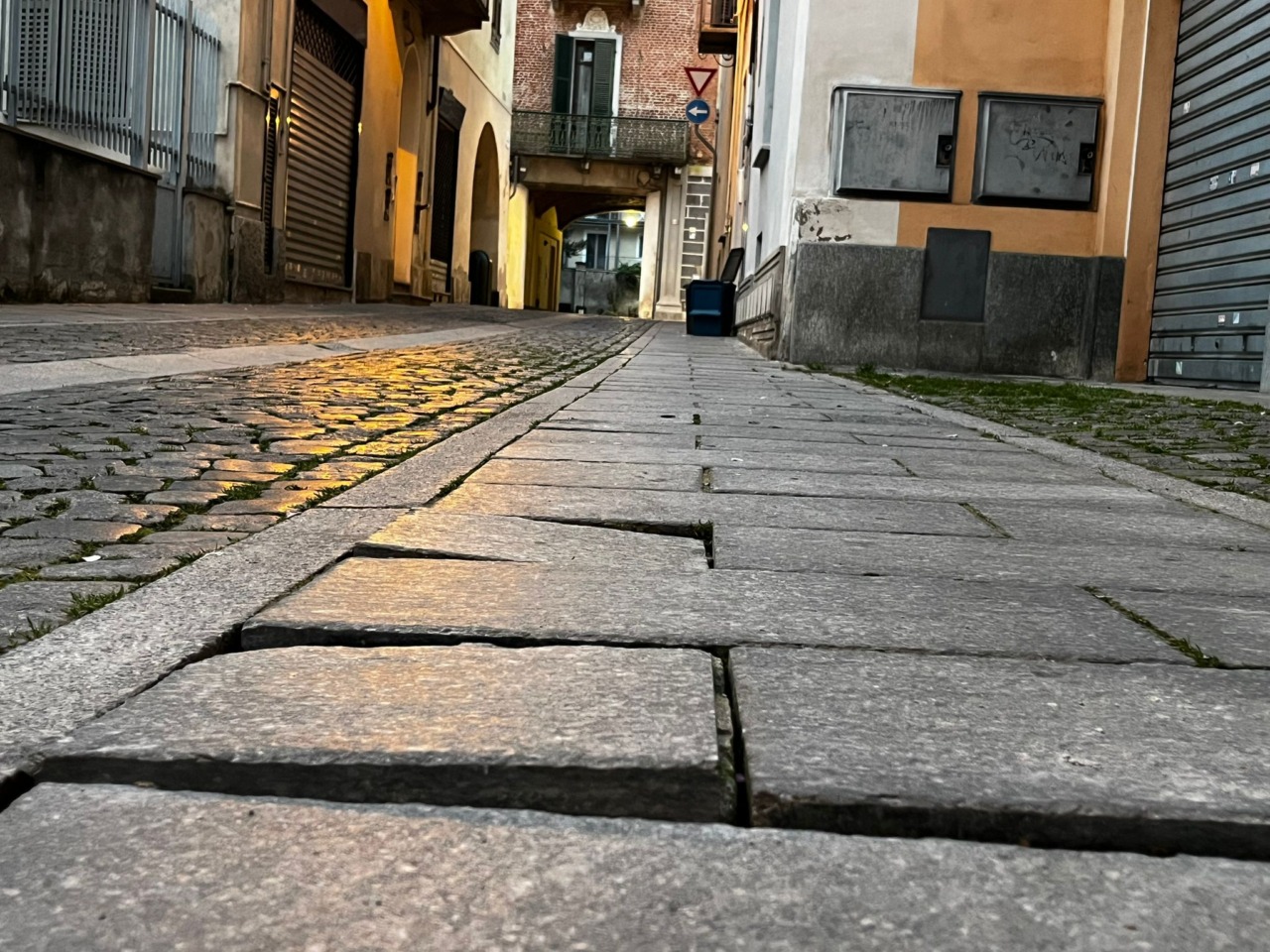 Le strade fanno schifo: novantenne cade e finisce in ospedale