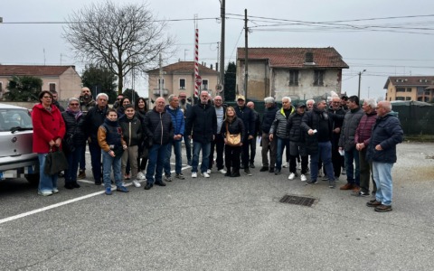 Sicurezza al passaggio a livello di via Blatta, cittadini in piazza