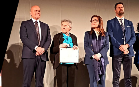 Fedeltà al lavoro, premiata la storica tabaccaia di Chivasso