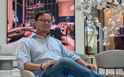 Scie nel cielo e boati: la notte infinita di un chivassese sotto l’attacco a Dubai