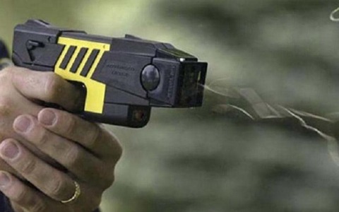 Studente colpisce i compagni con il taser