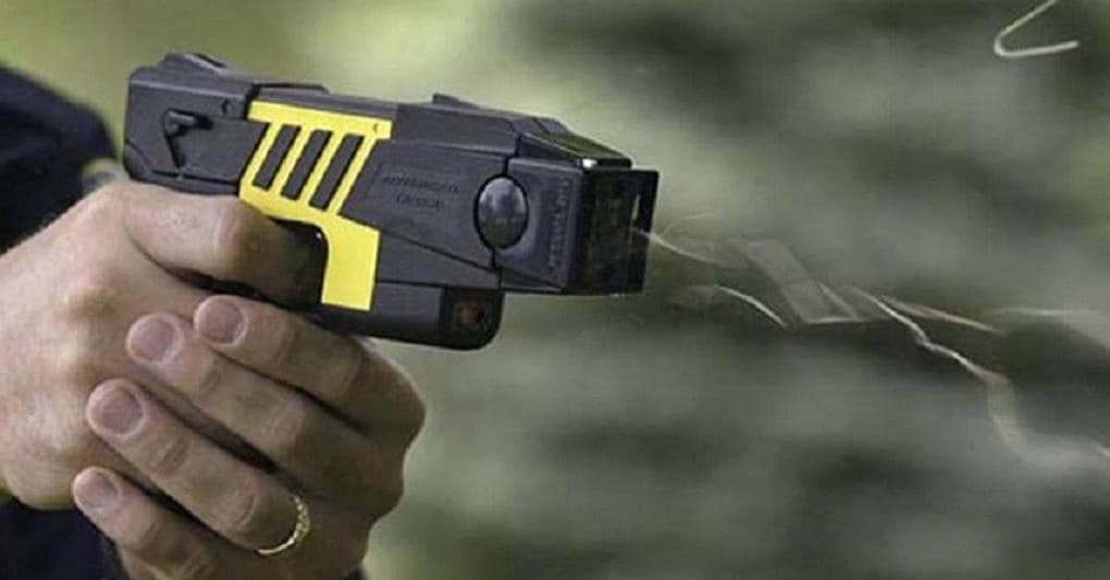 Studente colpisce i compagni con il taser