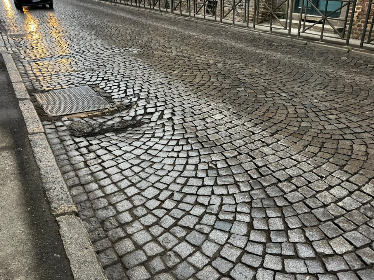 Via Paolo Regis, una trappola fatta di buche