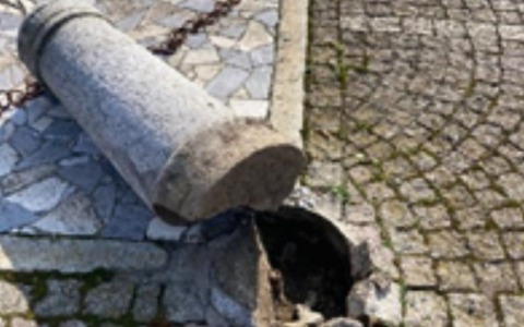 Monumento vandalizzato, la politica si scanna (ancora)