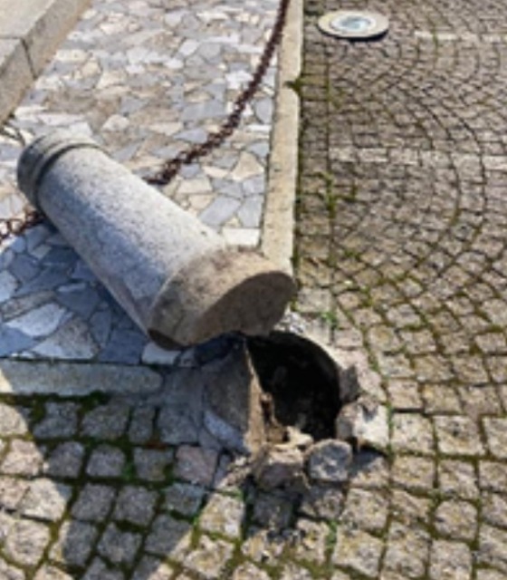 Monumento vandalizzato, la politica si scanna (ancora)