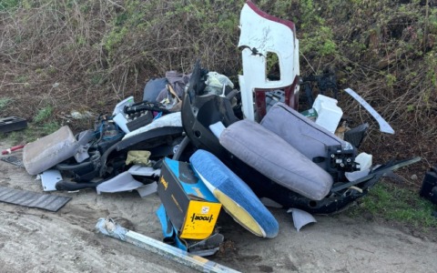Tra i rifiuti abbandonati anche parti di auto