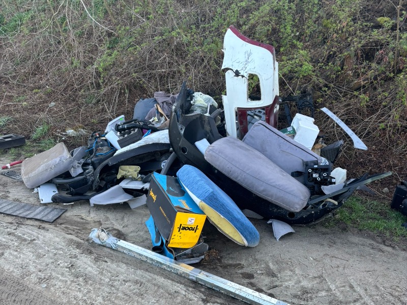 Tra i rifiuti abbandonati anche parti di auto