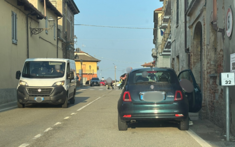 Auto in sosta ovunque, sicurezza degli studenti a rischio