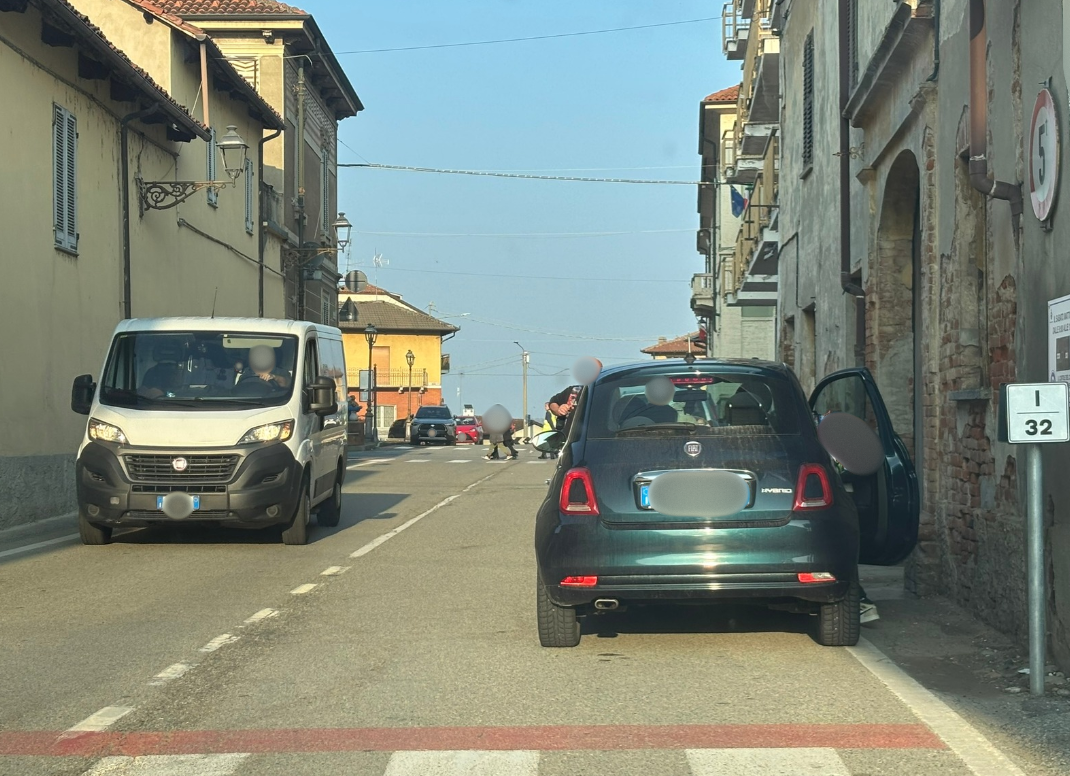 Auto in sosta ovunque, sicurezza degli studenti a rischio