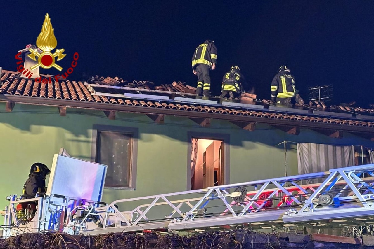 Attimi di paura, incendio tetto in via Solaro LE FOTO
