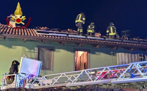 Attimi di paura, incendio tetto in via Solaro LE FOTO
