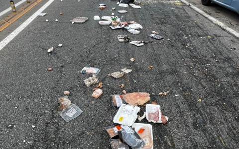 Furgone perde il carico di cibo scaduto a Chivasso