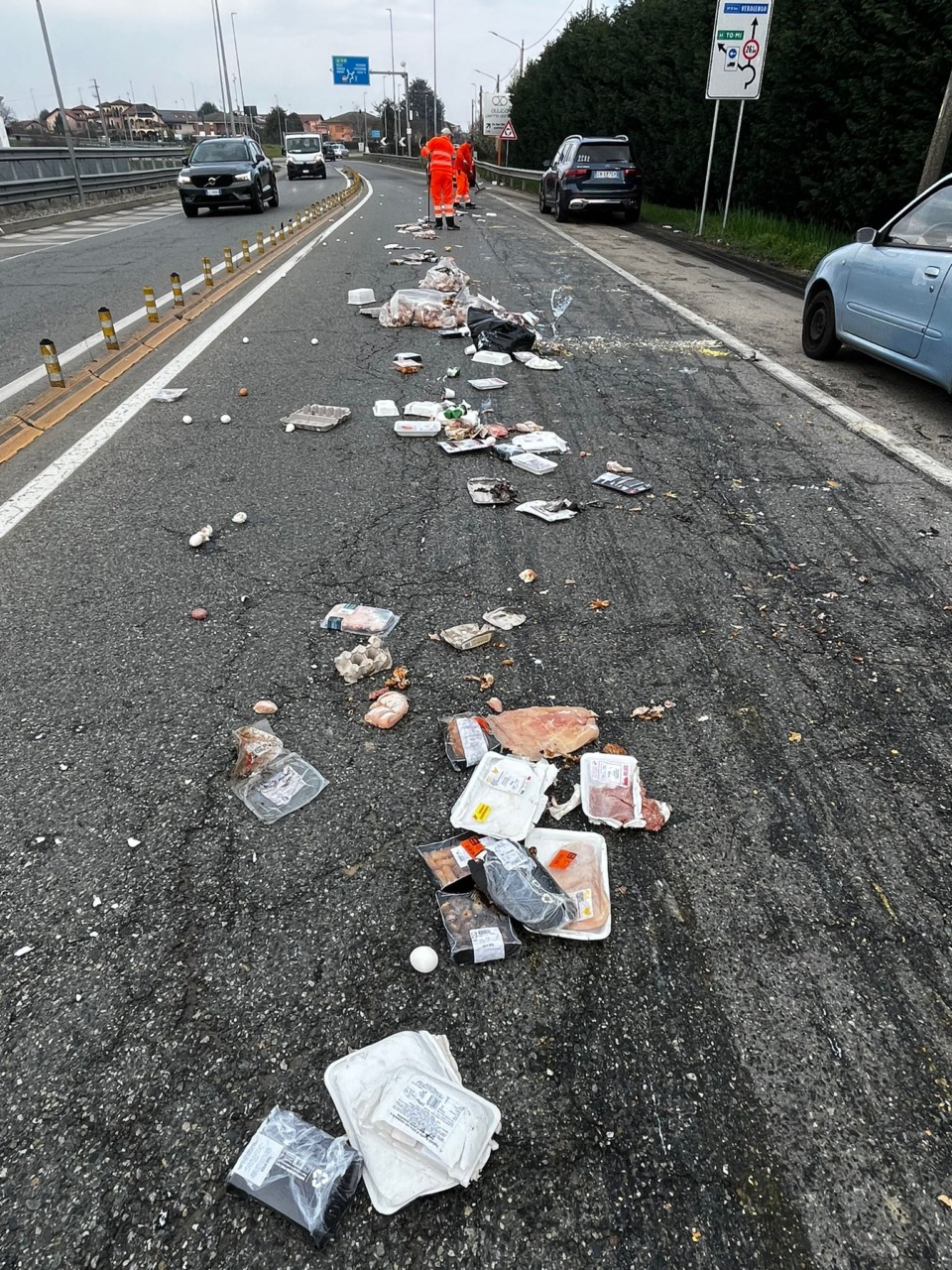 Furgone perde il carico di cibo scaduto a Chivasso