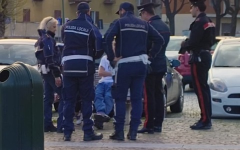Tutta colpa della gelosia: si picchiano in piazza per una ragazza LE FOTO