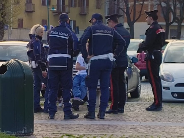 Tutta colpa della gelosia: si picchiano in piazza per una ragazza LE FOTO