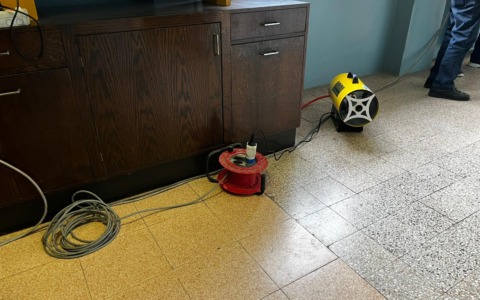 Seggi elettorali al freddo, scatta la polemica