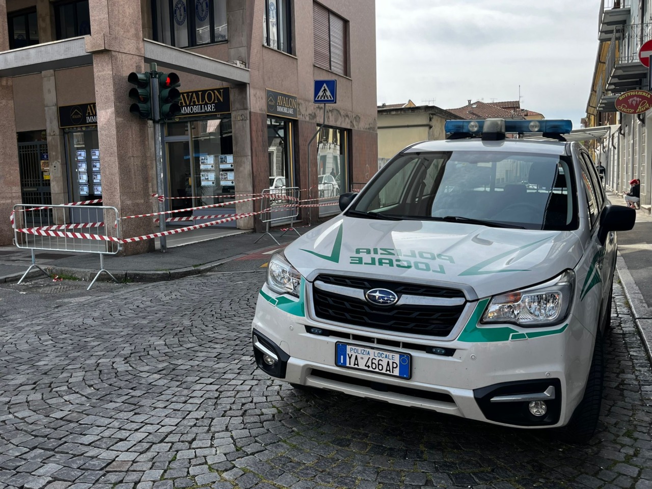 Cade un frammento di cornicione, paura in via Caduti