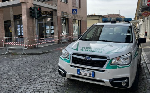 Cade un frammento di cornicione, paura in via Caduti