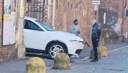 In monopattino contromano si schianta contro l'auto dei Civich