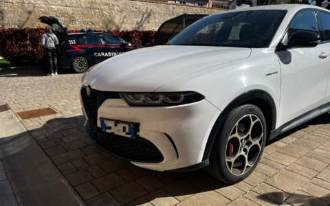 In monopattino contromano si schianta contro l’auto dei Civich