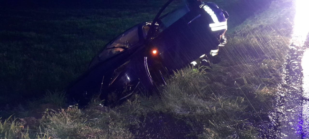 Auto finisce nel fosso, persone incastrate