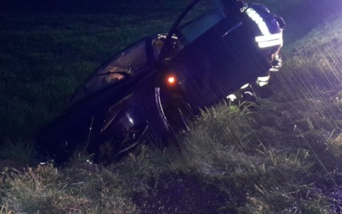 Auto finisce nel fosso, persone incastrate