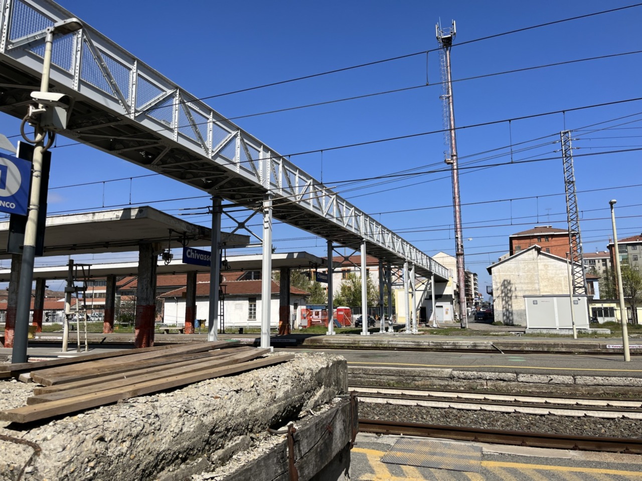 Passerella di via Roma, nessuna traccia degli ascensori