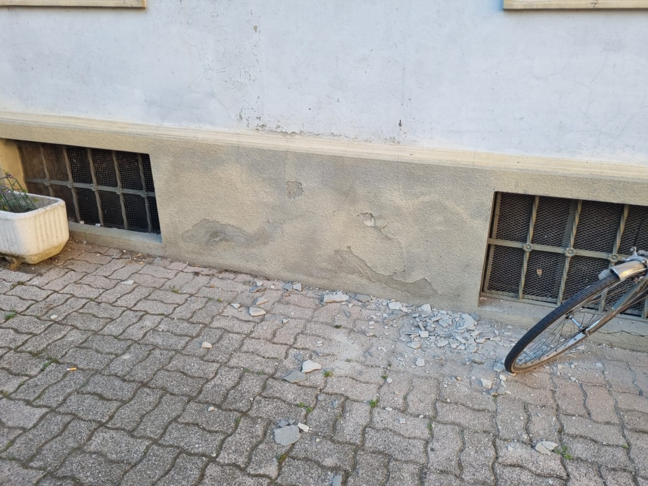 Crollano calcinacci dall’ex scuola elementare